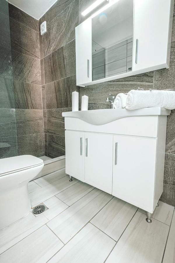 Design Suites Efharis Néa Péramos エクステリア 写真